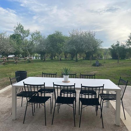 Saint-Quentin-sur-Charente Gite A La Campagne Au Bord D'Un Lac 8 Personnes מראה חיצוני תמונה