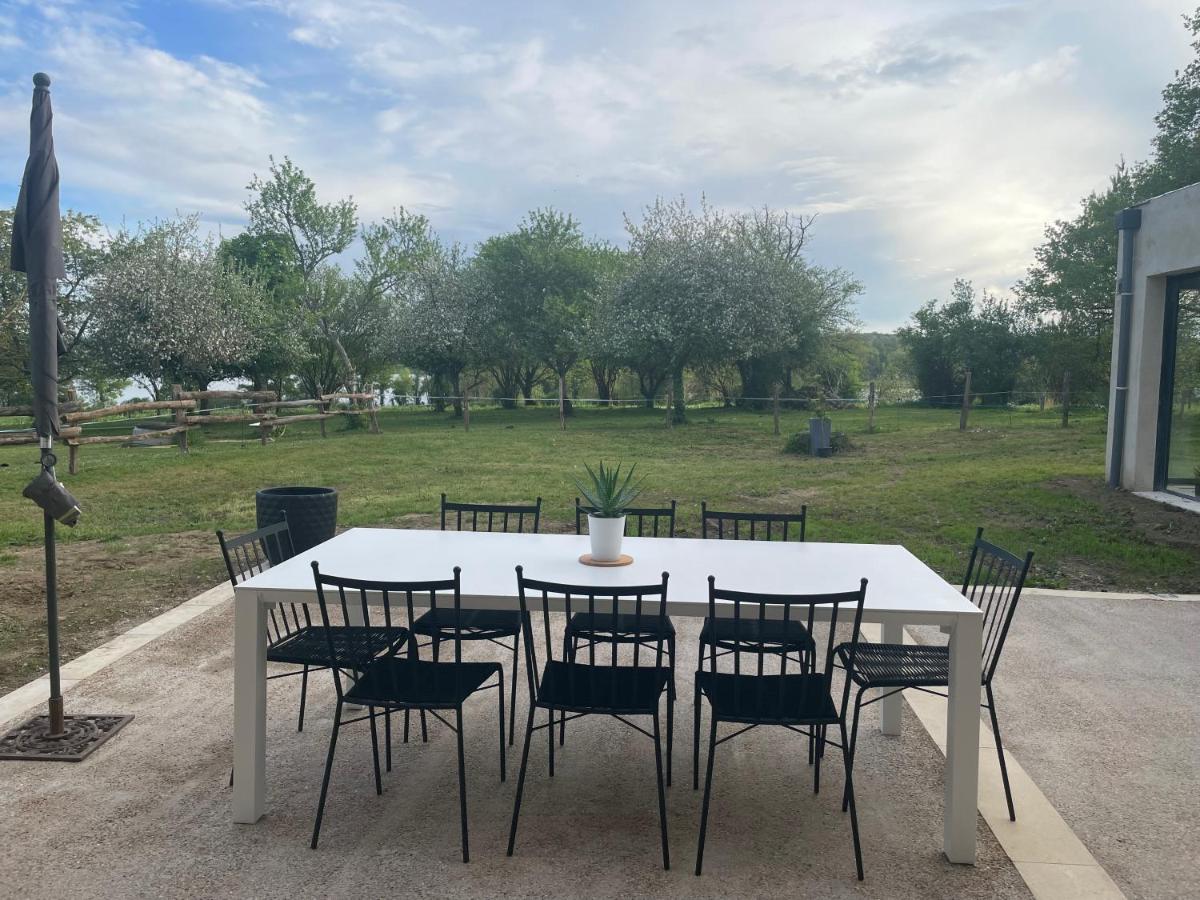Saint-Quentin-sur-Charente Gite A La Campagne Au Bord D'Un Lac 8 Personnes מראה חיצוני תמונה